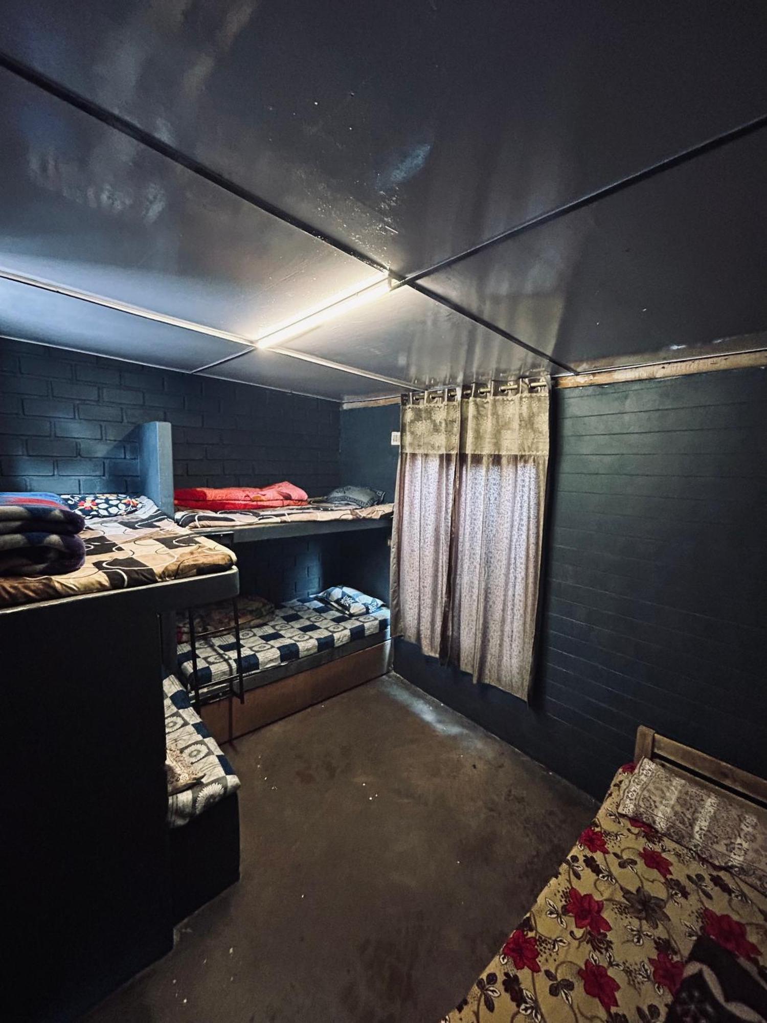 Isabella Hostel シロン エクステリア 写真