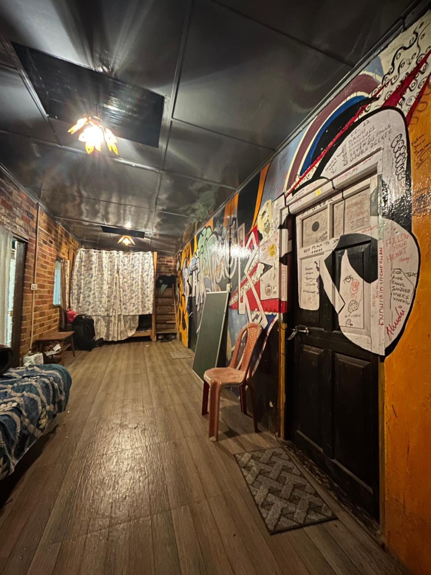 Isabella Hostel シロン エクステリア 写真